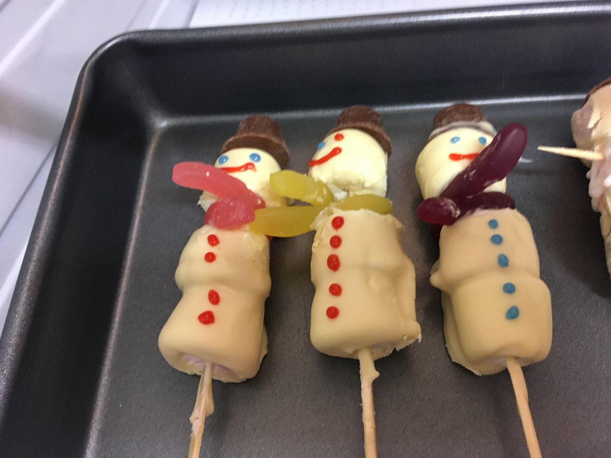 pjp_ie's tweet photo. Our little snowmen are having a rest in the fridge whilst the chocolate sets . Can't wait to try them later 👍🏻⛄️⛄️ #MarshmallowSnowmen #ChristmasKitchen #MsMagner #MsDroomgoole https://t.co/U6cLF3CL87