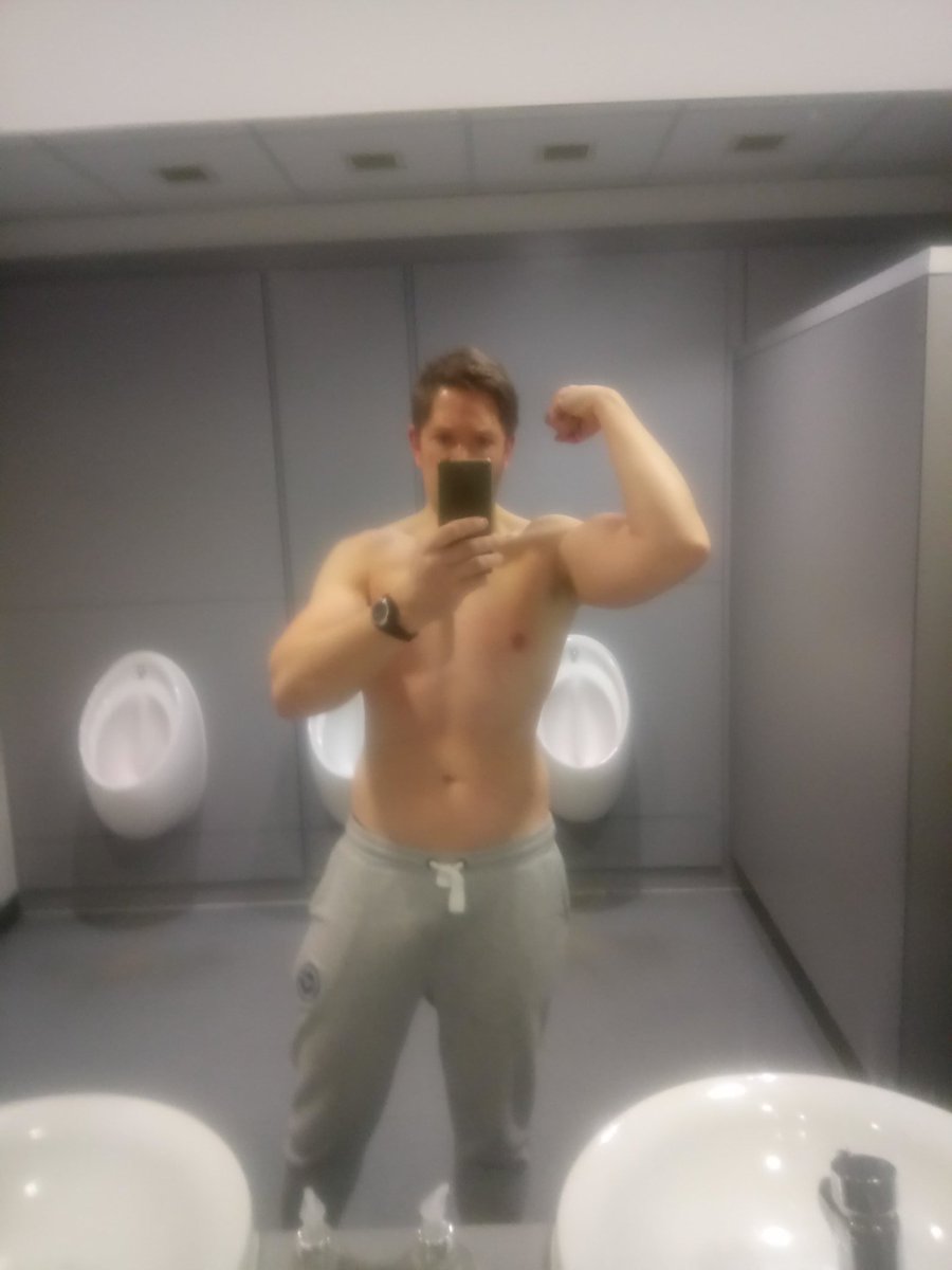 GavinWi79234383's tweet photo. Wasn't gonna train today but as trains screwed would have been rude not too πͺπͺπͺ #bodybuilding #muscle #operationgetmassive #DreamHuge #gonnagetbigifitkillsme #fitspiration #fitfam #ukfitfam #londonfitfam #ukbodybuilding #londonbodybuilding https://t.co/VyatYJh8kh