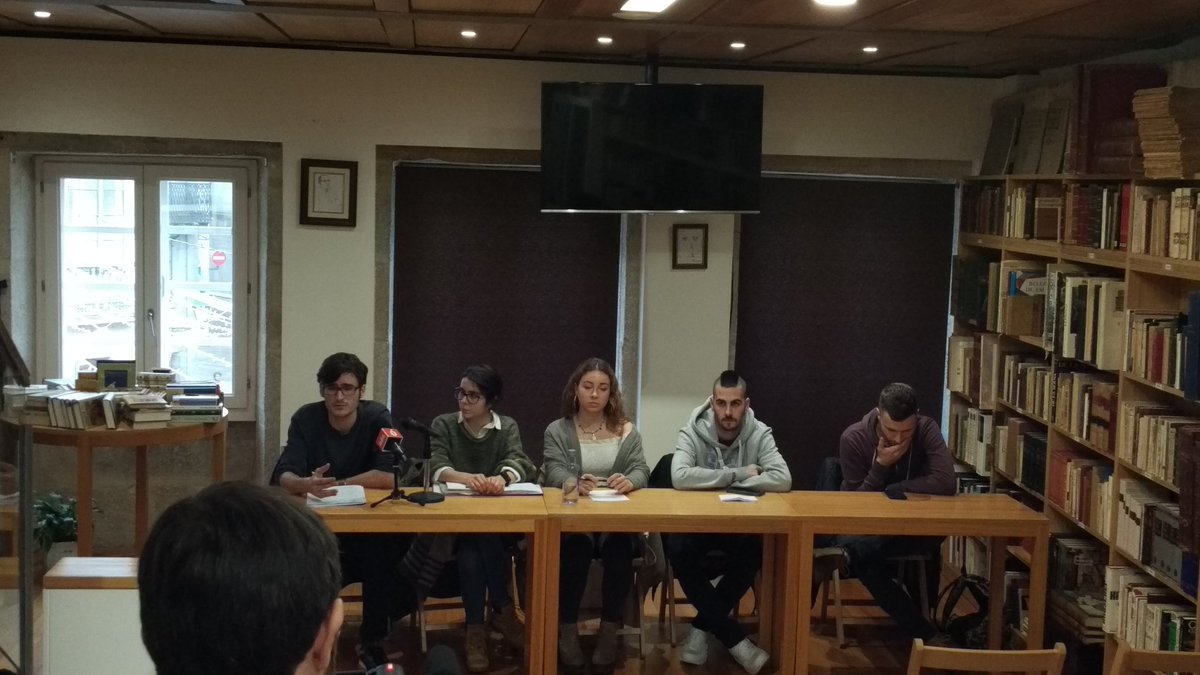 ReferendoUSC's tweet photo. Comezamos a rolda de prensa sobre os referendos do país, interveñen compañeiros de todas as universidades. https://t.co/NL4Hi0fjDQ
