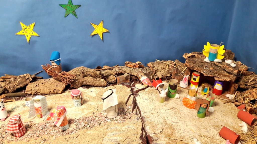 DavidPlanas11's tweet photo. Temps d'advent i Nadal!! I al pis de 3r d'EP de #JECasp ja es nota per bé!! Bons missatges, corona d'advent, pessebre, donem gràcies... Decoracions especials per dies especials!! https://t.co/pQbrztwJQy