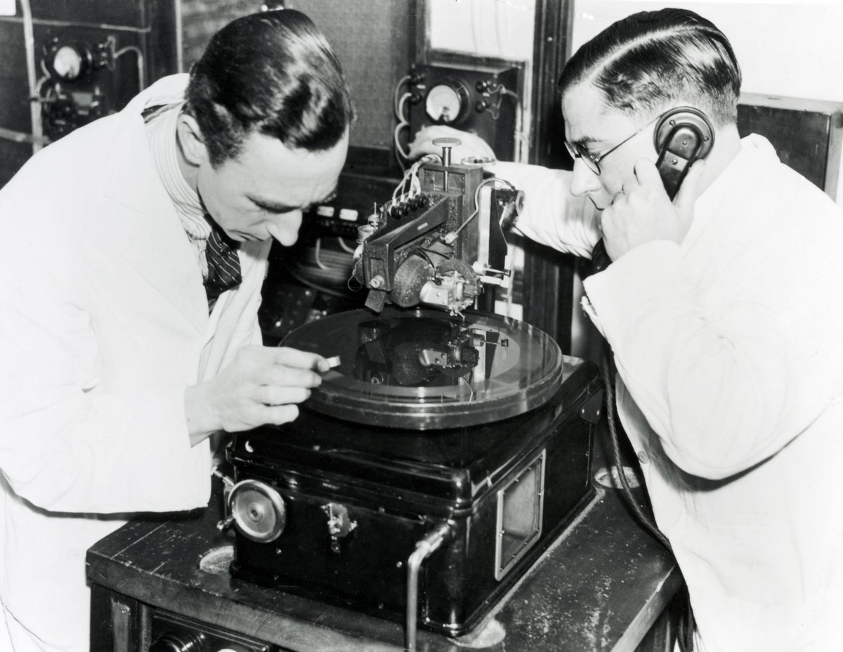 AbbeyRoad's tweet image. On this day in 1931, EMI engineer Alan Dower Blumlein filed a patent for a two-channel audio system, or what we now know as ‘Stereo’. 

Pictured is Blumlein’s moving coil wax cutting machine in Studio Three from the early ‘40s which was also included in the patent submitted.