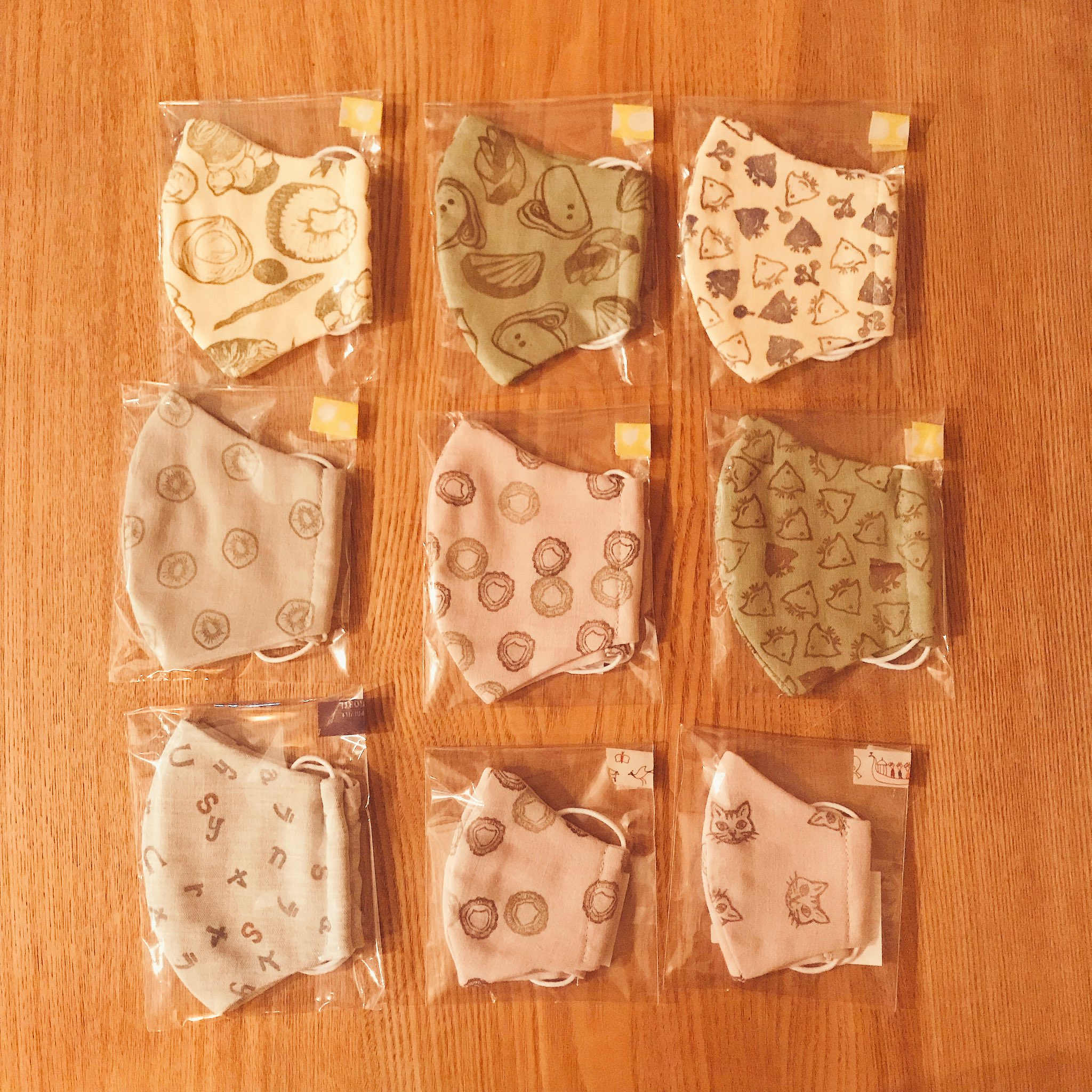 猫実珈琲店 Su Twitter クルマキミドリフェアでも人気だった二重ガーゼマスク タニグチミドリハンコテキスタイルをクルマキが仕立てます 肌触りがよくマスク苦手な子供もこれは大丈夫と人気 柄をひとつひとつハンコで手押ししているのである意味