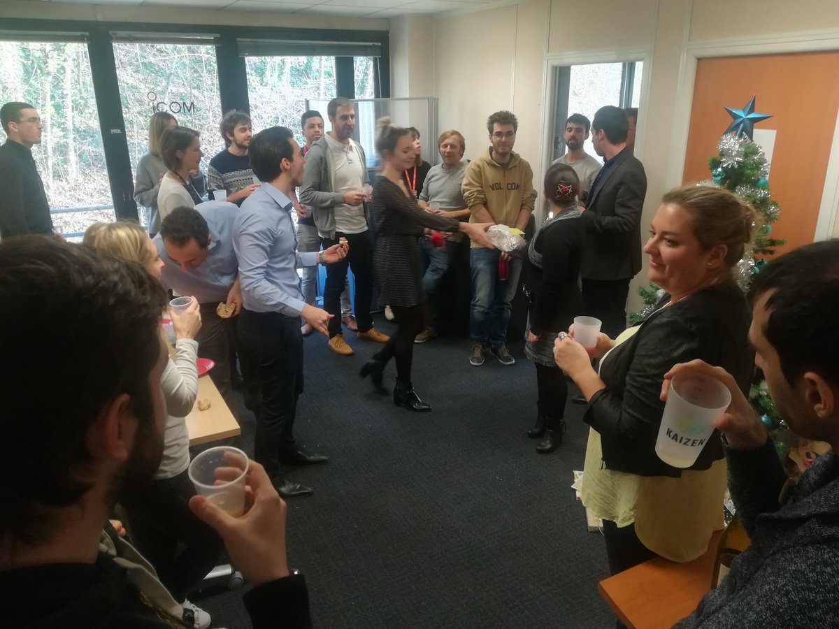 MaCodinas's tweet photo. #SecretSanta à l'agence de #Grenoble @Kaizen_Sln ! #MerryChristmas à tous ! #Noel #Cadeaux #Fromage #MiamMiam https://t.co/Oi91PBUGz0