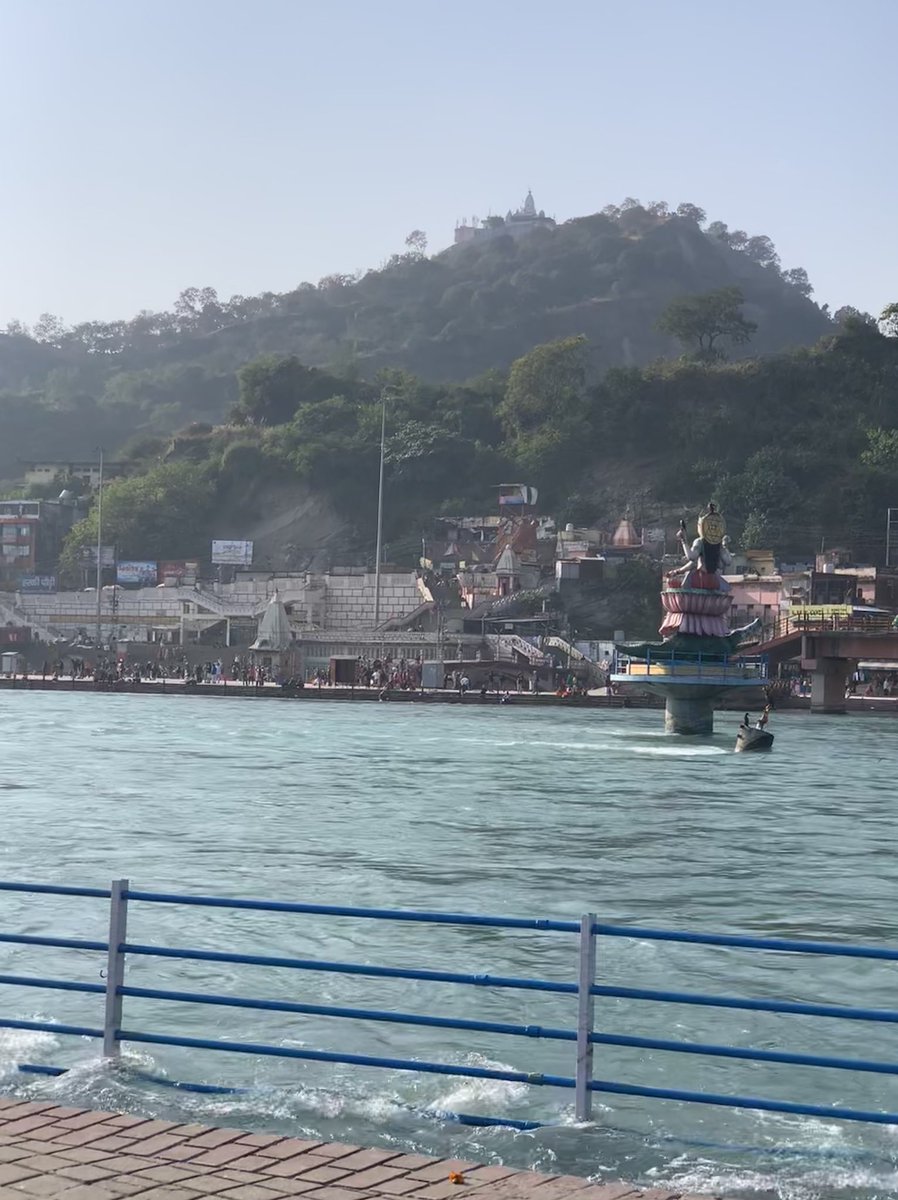 3/ Upon completing the ritual we crossed the River into the main part of town to, as I understood it, sign a "log book" detailing why we had come to Haridwar that day. This is where things get really interesting: