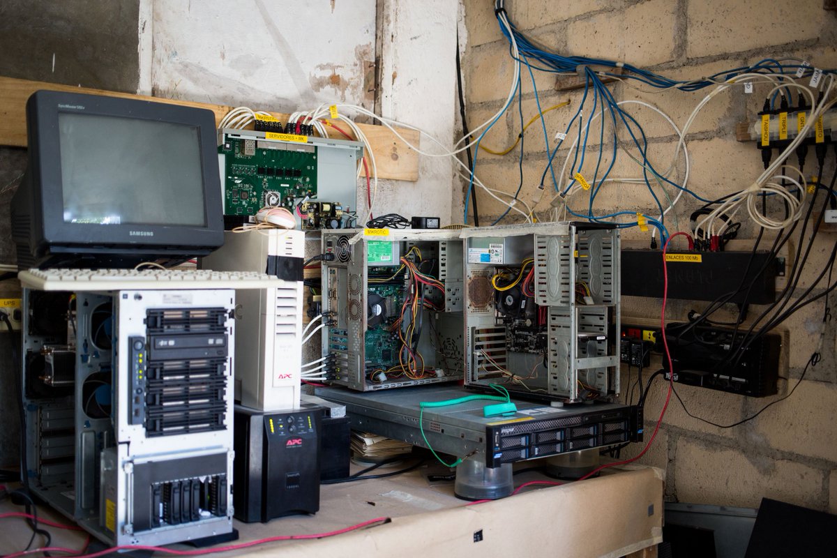 hackermaderas's tweet image. Cyberpunk is Now: With Cuba&apos;s Internet heavily controlled by the state and expensive to access, the residents built there own peer to peer network with thousands of nodes, complete with couriers running/selling content that makes it way in to the country from all over the world