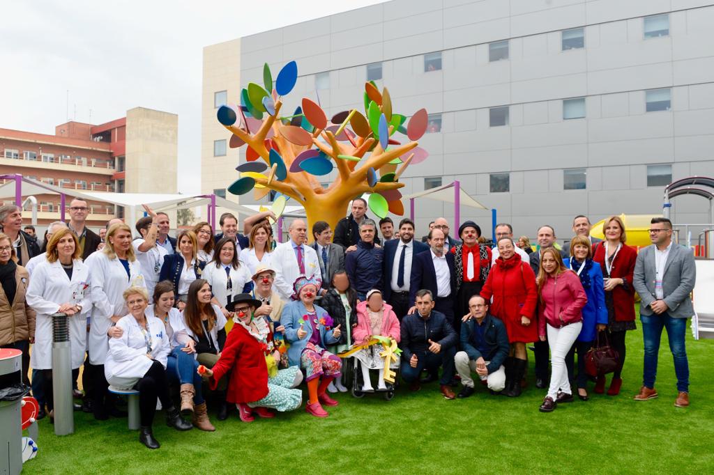 CentroPupaclown's tweet photo. Ayer se inauguró en @AreaUnoArrixaca el parque infantil construido gracias a #Afadeca , @AFACMUR1 y a la solidaridad de los murcianos para que todos los niños hospitalizados puedan jugar y reír.
¡¡Y cómo no!! los @Pupaclown no podían faltar en un día tan especial. #smile #kids https://t.co/Rswh11zXSp