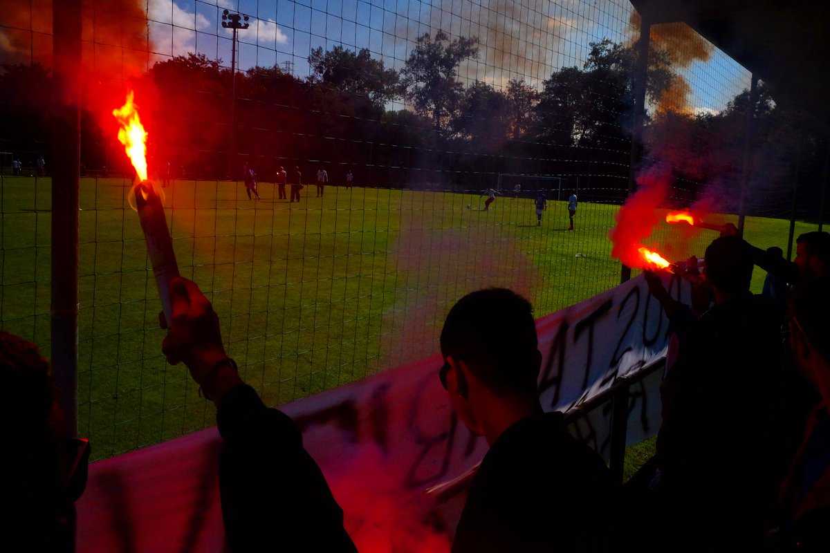 DEFFotos's tweet photo. #symmachiarii #vetusta  #requexon #realoviedo #symmachiarii #ultrasoviedo #ultras #fanatics #pyro https://t.co/HW6ENPG8KK