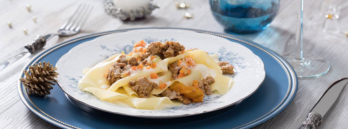 Oggi <a href="/Chefdeg/">Stefano De Gregorio</a> prepara una ricetta perfetta per fare da primo piatto nel menu del pranzo di #Natale: una lasagna veloce con ragù che sarà davvero facile e veloce da fare. 
saporie.com/it-it/lasagna-…