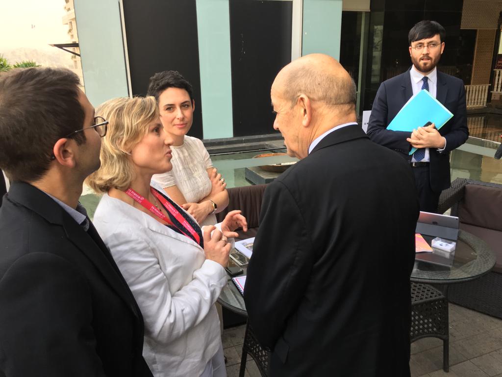ADEFexportfilms's tweet photo. La présidente de l' @ADEFexportfilms, @delstner échange avec le Ministre de  l'Europe et des Affaires Etrangères @JY_LeDrian dans le cadre des  rencontres professionnelles des métiers de l’image à Bombay 🇮🇳!  #Cinema #FRAIND #international cc @francediplo https://t.co/oaJVPZXjT5