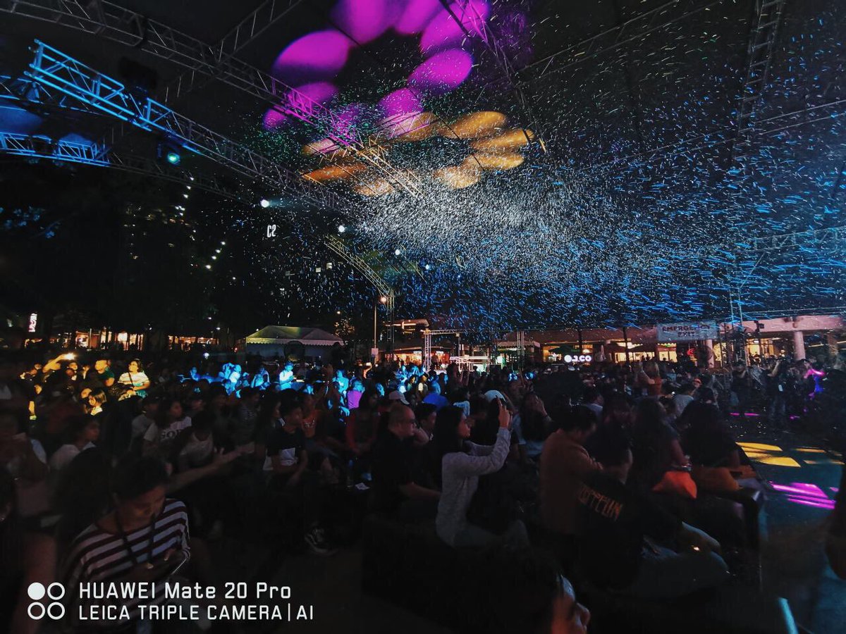 enjoyGLOBE's tweet photo. And that's what we call making snow possible. π Thanks for the amazing set, @rougeallgirl & @String_Machine! #GlobeLiveStreet #HuaweiMakeSnowPossible https://t.co/D7FwMSp87a