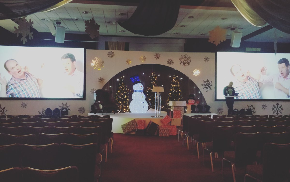 What a brilliantly festive set for a conference in the Oaks Hall. The Snowglobe cut into the set is so effective.
🔷🔷🔷🔷
#epsomdownsracecourse #epsomevents #christmastime #festiveconference #christmastheme #oakshall #epsom #surrey
