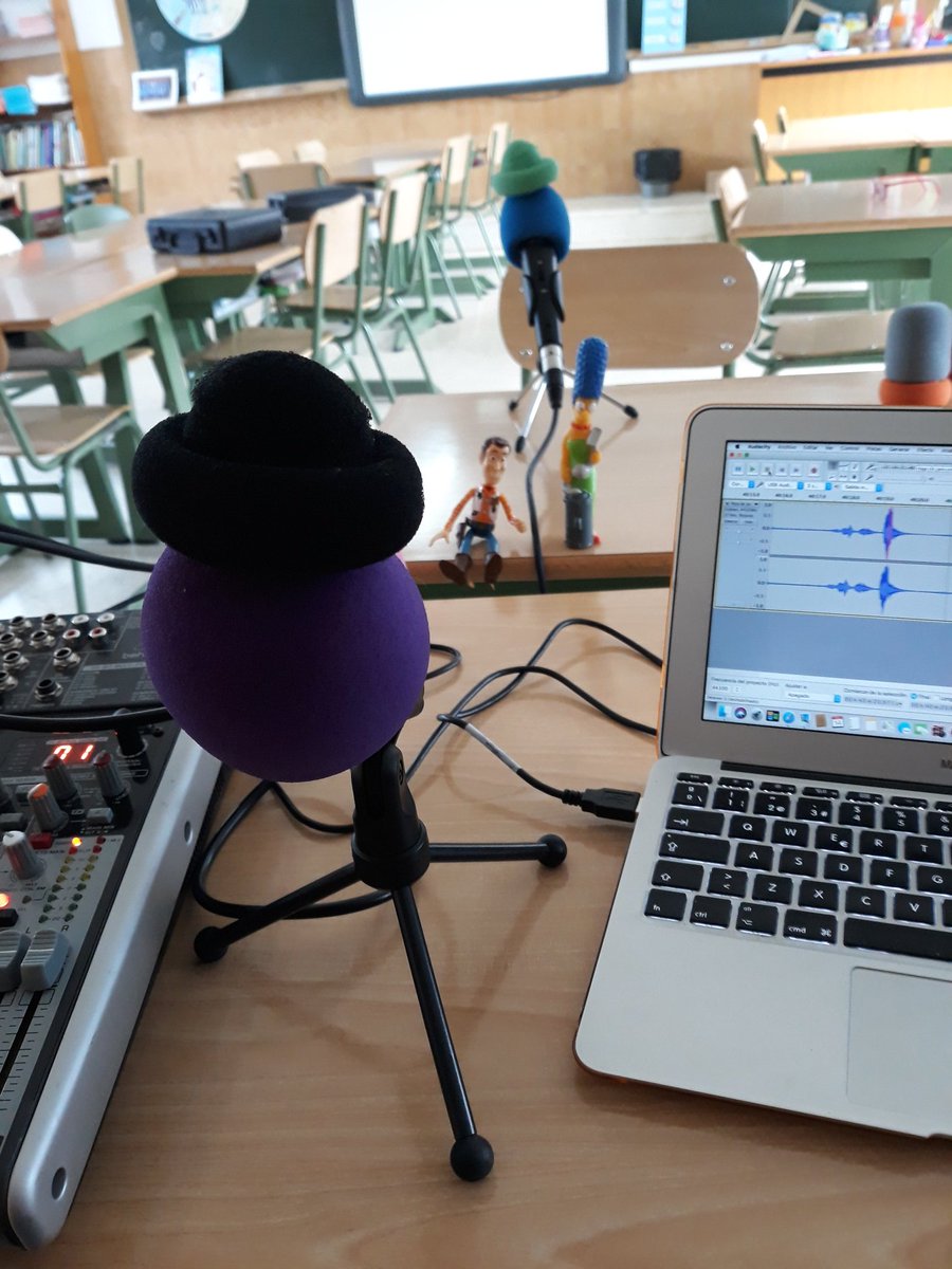 radiodelcole's tweet photo. Así han quedado de bonitos los micros en el #taller de #radio de @ausevamaristas https://t.co/aYtDYD2bp9
