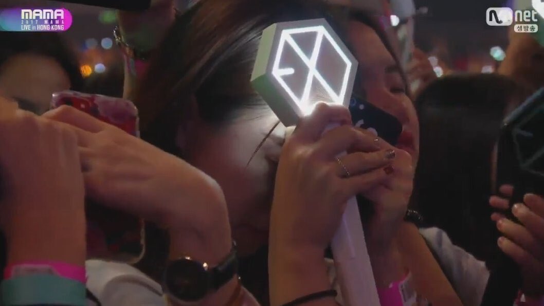 aom_minX's tweet photo. EXO-L ปีที่แล้ว > EXO-L ปีนี้ https://t.co/K1ZEKsM47T