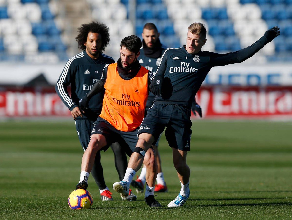 La plantilla del @realmadrid completó en la #CiudadRealMadrid el último entrenamiento previo al partido ante el @RayoVallecano, correspondiente a la decimosexta jornada de @LaLiga y que se jugará en el #EstadioSantiagoBernabéu este sábado a las 18:30 horas. #RealMadrid #RMCity