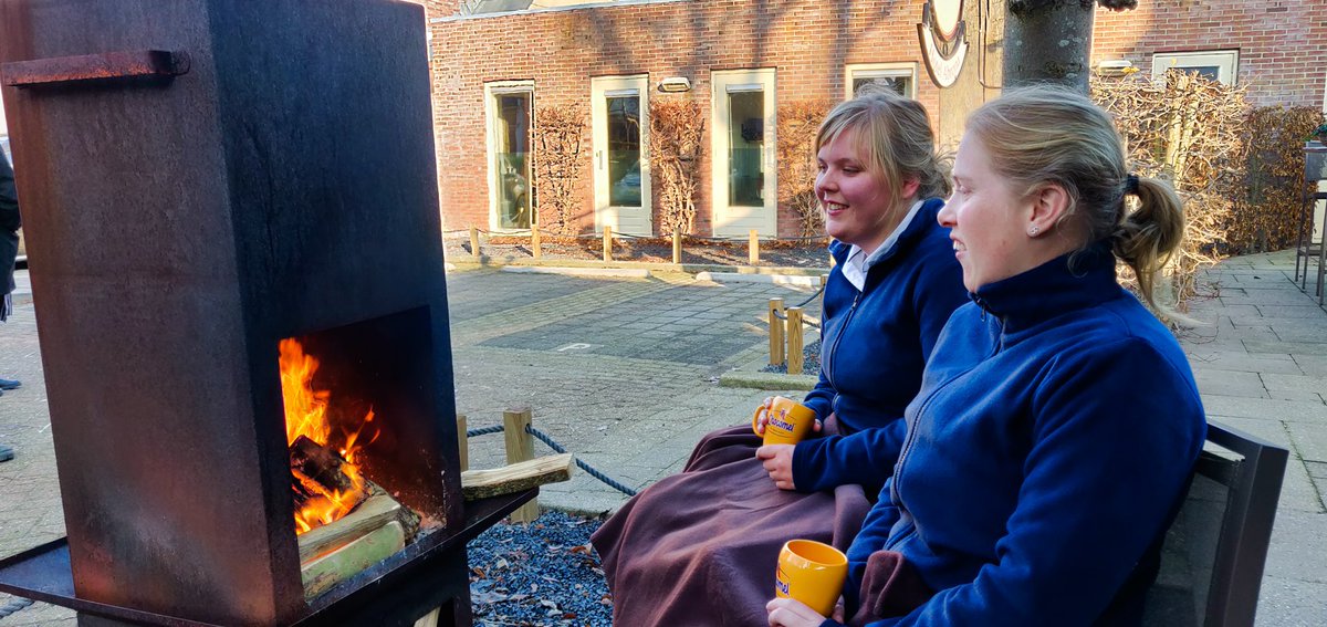 HotelAbrona's tweet photo. Kijk ze #genieten #chocomel lekker warm #vuurtje https://t.co/cZEPDOvNKm