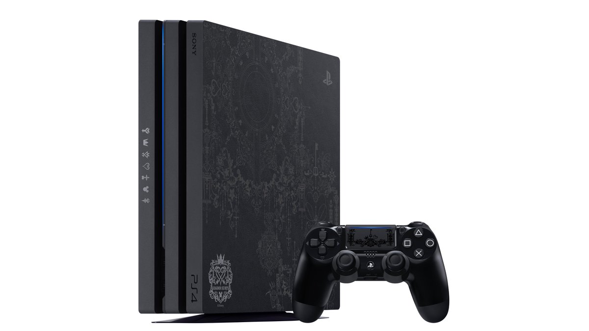 PlayStationFR's tweet image. 🗝Voici la PS4 Pro KINGDOM HEARTS III ⬇️
Le pack comprend : PS4 Pro 1To Édition Limitée avec l'emblème KH, une  DUALSHOCK 4 Édition Limitée, le jeu physique Édition Deluxe + 1 pins de  Sora + 1 Steelbook + 1 artbook.
Disponible le 29 janvier pour 469,99€ (prix maximum conseillé)