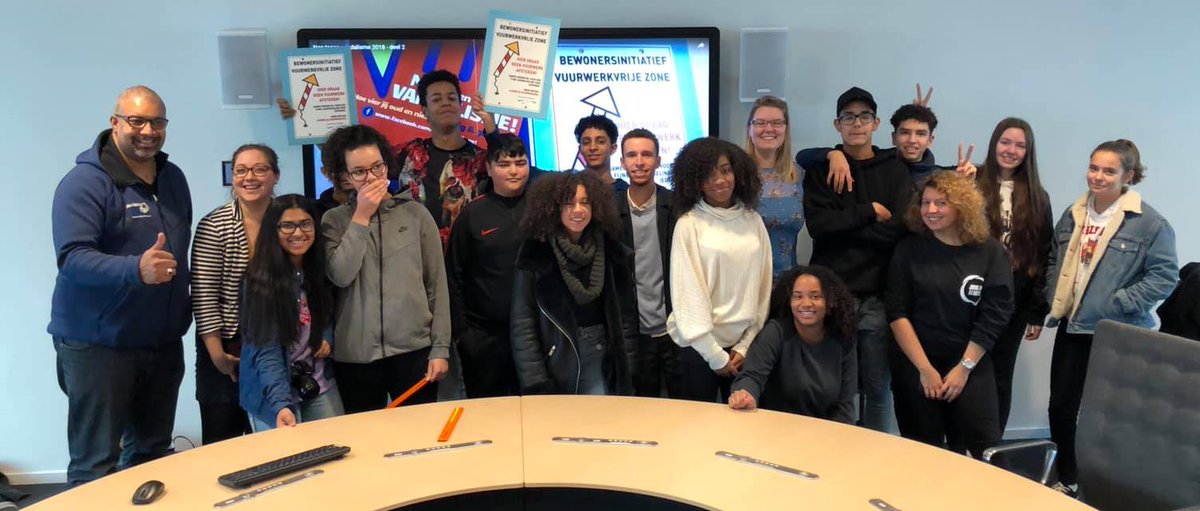 Vandaag op het stadhuis in gesprek met leerlingen van het leerbedrijf <a href="/echnatonfm/">Echnaton FM</a> over vuurwerk afsteken, vuurwerkvrije zones en vandalisme samen met de <a href="/deschoor/">De Schoor</a> en <a href="/JonginAlmere/">JonginAlmere</a>!