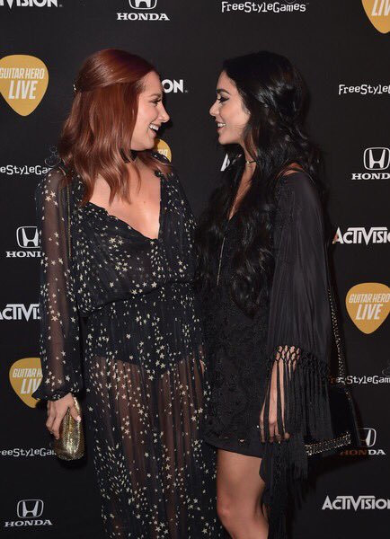 本日12/14はAshleyの親友Vanessaの誕生日❤️

HAPPY BIRTHDAY <a href="/VanessaHudgens/">Vanessa Hudgens</a> 🦋🌺 

ぜひお祝いのメッセージをVに送ってくださいね😚