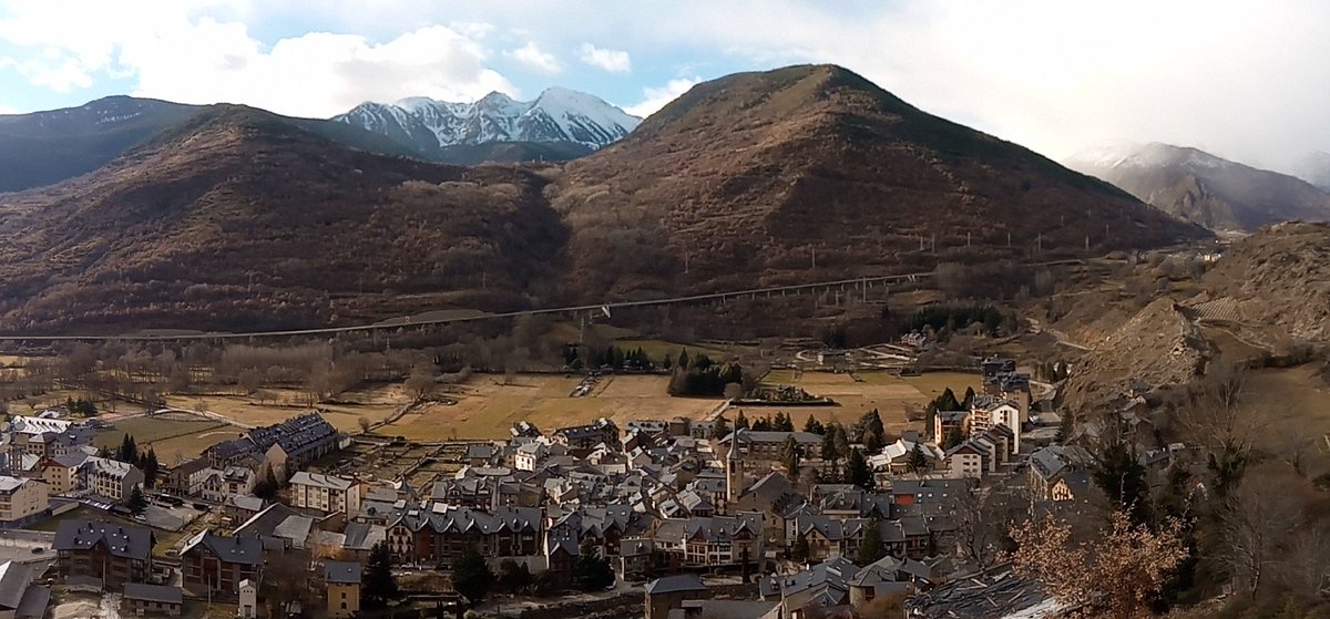 Esperant a la neu... Que vol entrar de nord.
#pyrenees #pirineus #pirineos #esterri #altpirineu