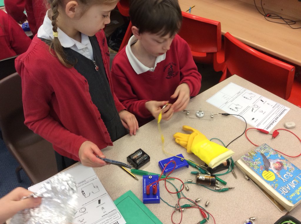 FrodshamCE's tweet image. Y4 working hard during their science day making circuits and testing different materials! #sciencestars #scientists