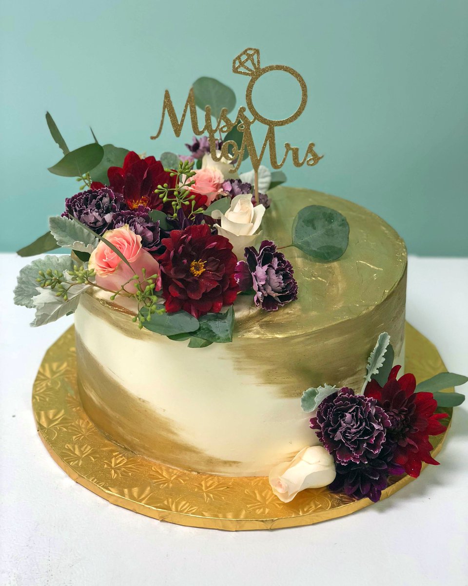 sunfloursweets's tweet photo. We are loving the gold and burgundy trend lately! ✨ Thankful for our great neighbors at Flowers by Elizabeth  for always providing us with these awesome blooms! 🌹
#sunflourbakeshop #flowers #burgundy #weddingcake #birthdaycake #bridalshowercake https://t.co/gwlYtLjoRM