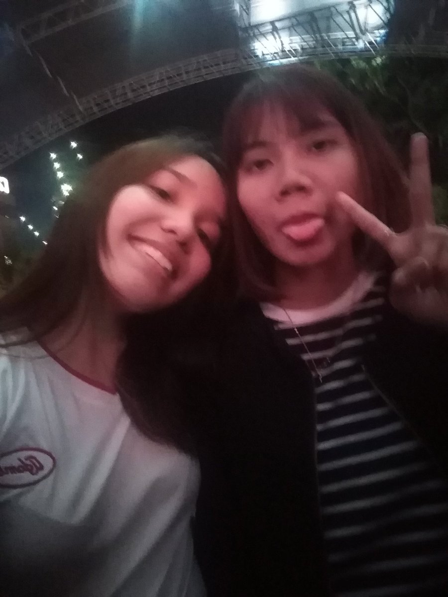 layashift's tweet photo. Here at BGC to support all of our idols. β€οΈ
photo taken using Huawei Y6 2018 #GlobeLiveStreet #ForTheLoveOf #HuaweiMakeSnowPossible https://t.co/QbYa5mbhti