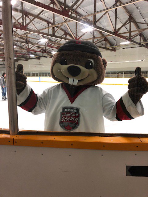Our free after school skate in Ridgetown had special guest #hometownhank visit in celebration of @hometownhockey_ visit to #ckont