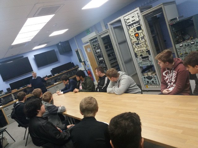 RCMGB_RadioTech's tweet image. Here we have students from Derby College attending a visit to our museum. Come on down if you wish to be a part of the Radio Museum. #RCMGB #RadioCommunication #technology #museums #volunteer