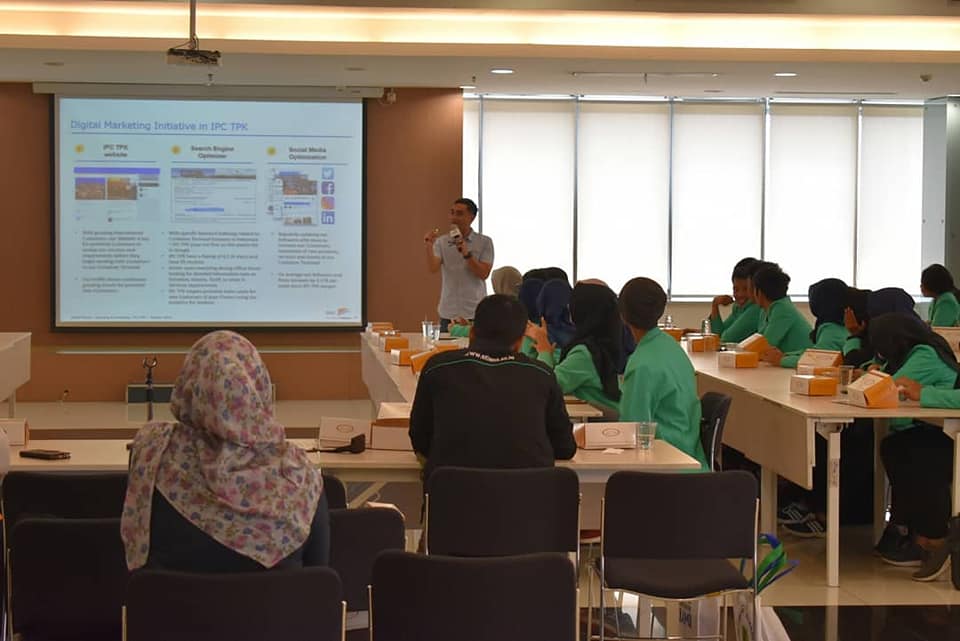 ipctpk's tweet photo. Memberikan sekilas gambaran kepada para #mahasiswa/i #stiami mengenai perkembangan #logistik dan #kepelabuhanan, menjadi salah satu agenda #IPCTPK dalam mengajak peran serta generasi muda, untuk ikut serta dalam membangun kemaritiman Indonesia. https://t.co/WTMkEn8AzY