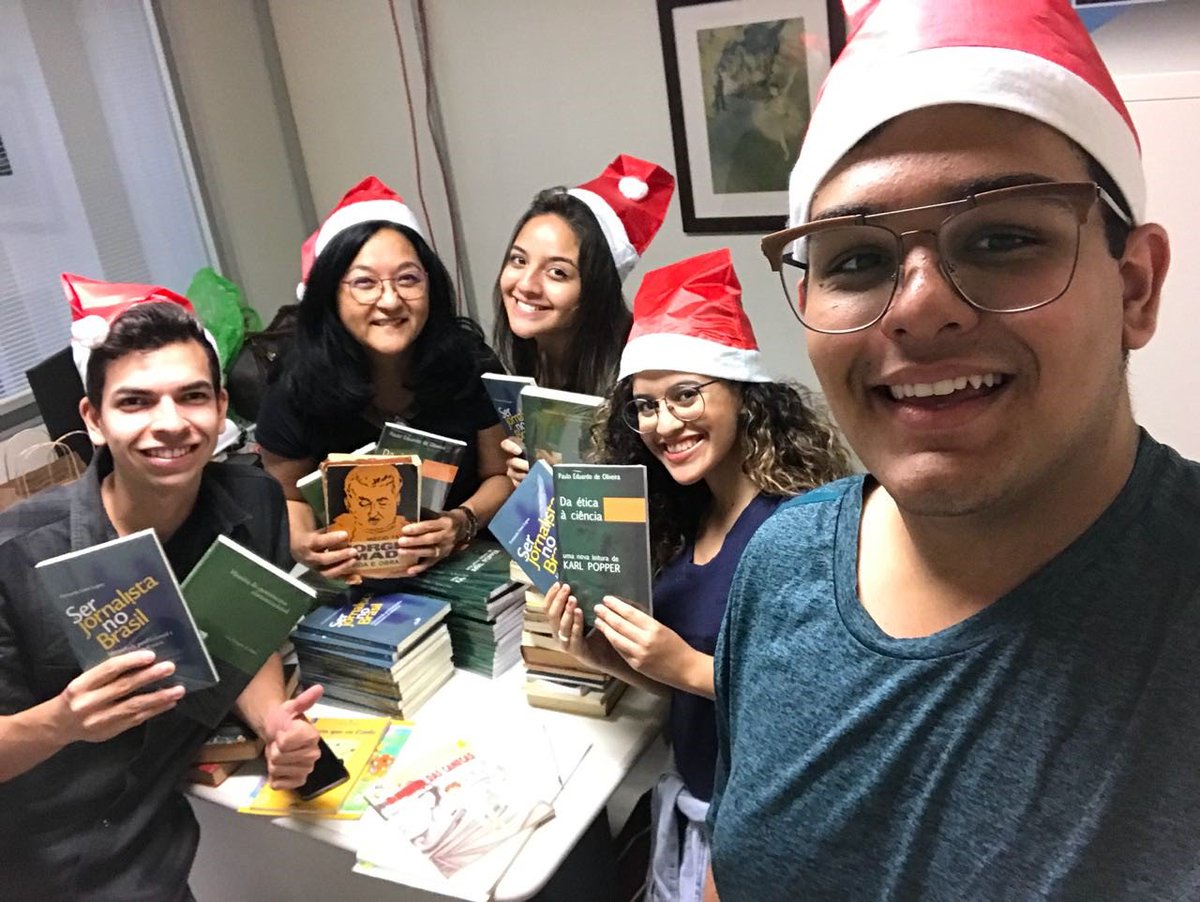 fapcom's tweet photo. #BLOGFAPCOM 'Aula de felicidade' resulta em doações de livros. 
Veja como foi! https://t.co/dA5gV14Qdn 😉 https://t.co/TL4wAtxGw7