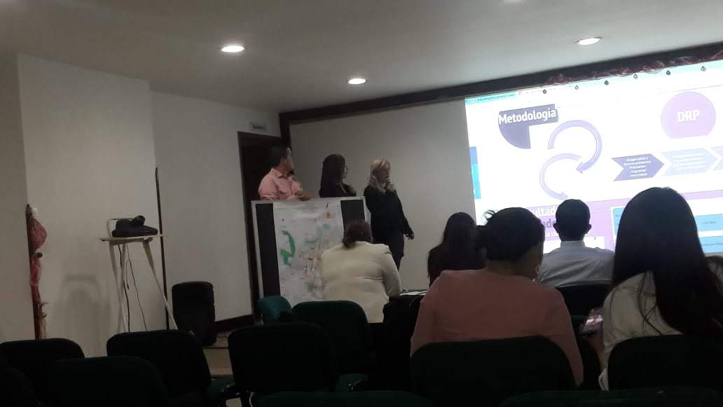 hincapie83's tweet photo. Estudiantes de práctica, sustentando su exitosa experiencia en el escenario @SISSUCOMUNICAN1 https://t.co/kO6Kqp5yrd