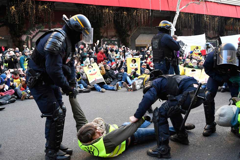 بالصور : الشرطة الفرنسية تسحل متظاهرين السترات الصفراء في باريس