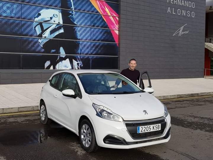 Algunos de los equipos de la Copa Volante FAPA ya han recogido su unidad de Peugeot 208 1.2 PURE TECH tras el precintado por parte de la Federación, como vemos en la imagen a Javier Beteta, uno de los pilotos que seguro estará muy arriba en la clasificación.