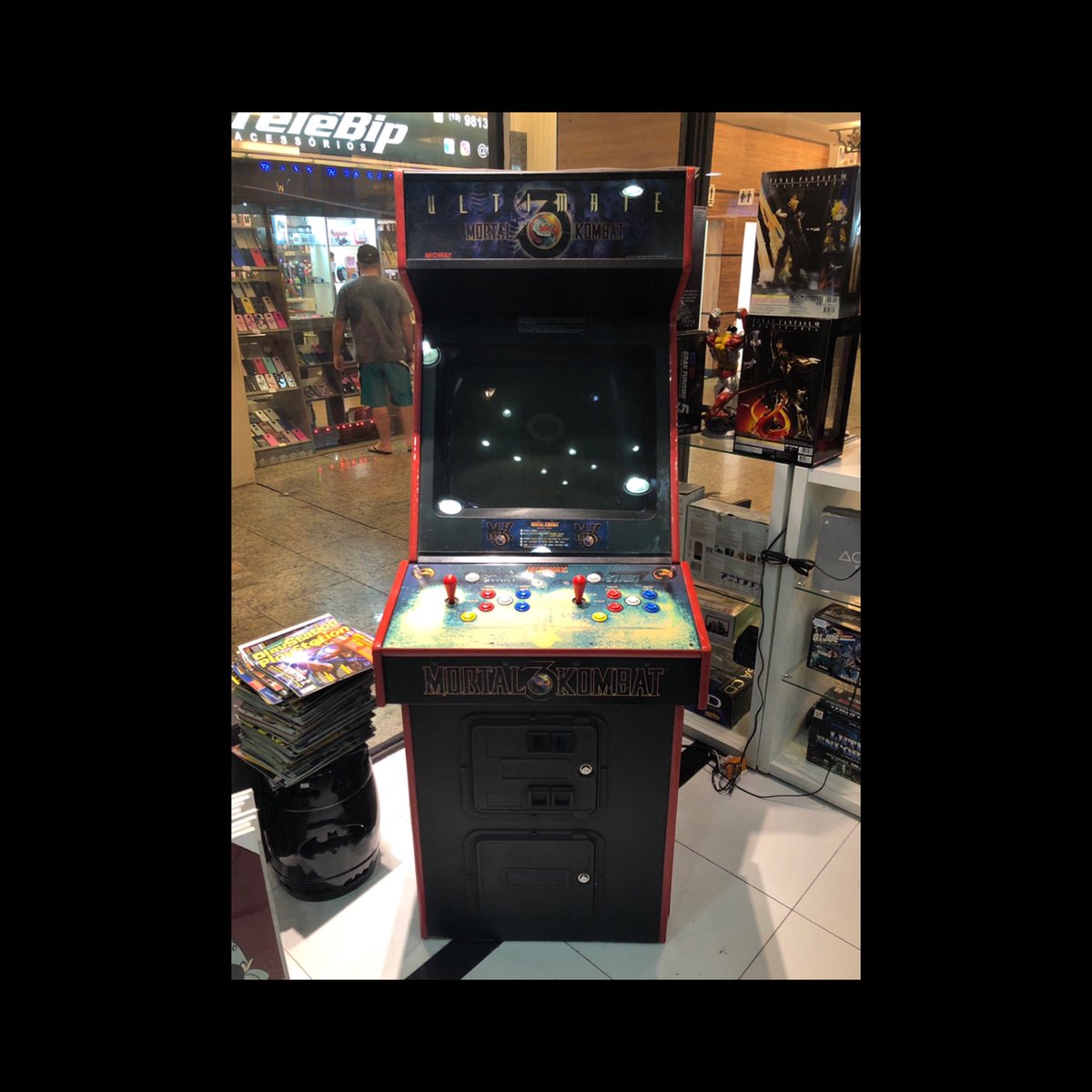 petroski_m's tweet photo. I have the privilege of playing casually on this machine which is located in a #retrogames store near my house .. 🤙🏼 #mortalkombat #umkt #arcadegames #arcade https://t.co/wYQhgbpANj