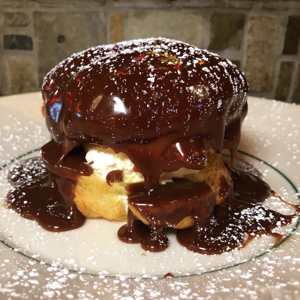 They like to make their desserts BIG here at @bigbear_lodge! We’re escaping the cold at this warm and cozy up-north style restaurant today for Dine in the D. Join us today at 10am
#saunders #dessert #icecream #fudge #detroitfood #detroitfoodie #dineinthed #liveinthed