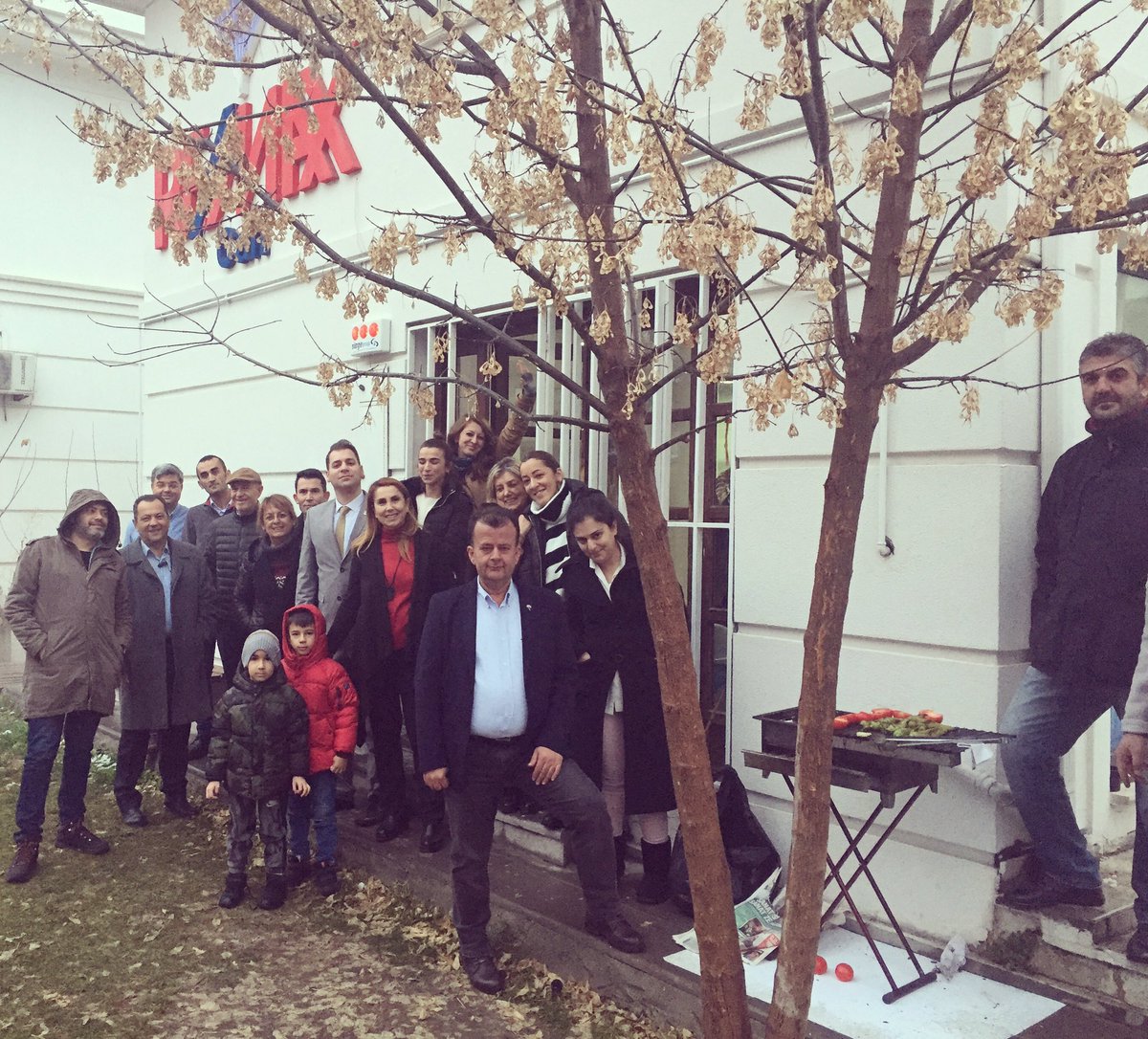 Yılın ilk karı yağarsa geleneksel sucuk ekmek partimiz başlar... 🤗 @ankaraetkinlikleri #remax #remax #büyümek #ekip #portföy #remaxankara #ankara #haber #sektör #sektörel #tanıtım #cayyolu #ümitköy #beytepe #yasamkent #emlak #gayrimenkul #danısmanlık #satılık #kiralık #satış