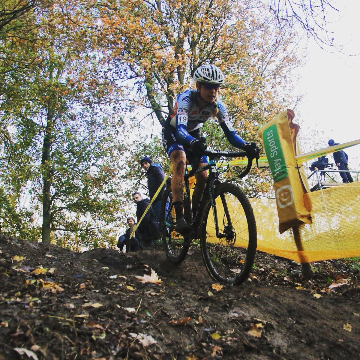 Dropping into another weekend of racing! Tomorrow the @dvvverzekeringentrofee Antwerpen and Sunday the #superprestigecx Zonhoven 🙌