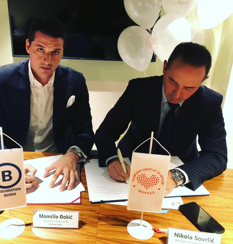 FondacijaBudva's tweet photo. Fondacija Budva potpisala učešće u evropskom Erasmus+ projektu! Borimo se za radna prava mladih i gradimo nova regionalna partnerstva! 💪💪💪
#BudimoGrad #Budva https://t.co/xrF3VjkeZy