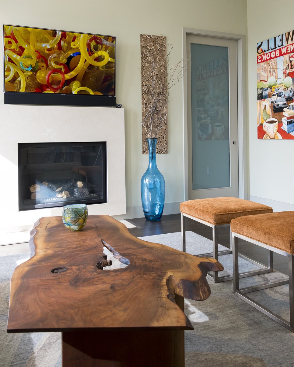 ASIDOregon's tweet photo. #featurefriday :: an ode to the Northwest: Chihuly!, Powell Books painting, and custom raw edge coffee table in a darling living space designed by @cindygarretoninteriordesign 
#asid #asidoregon #asidoregonfeature #interiordesign #livingroom #pnw #interiors #decor #art #design https://t.co/0UYGRAkVAF