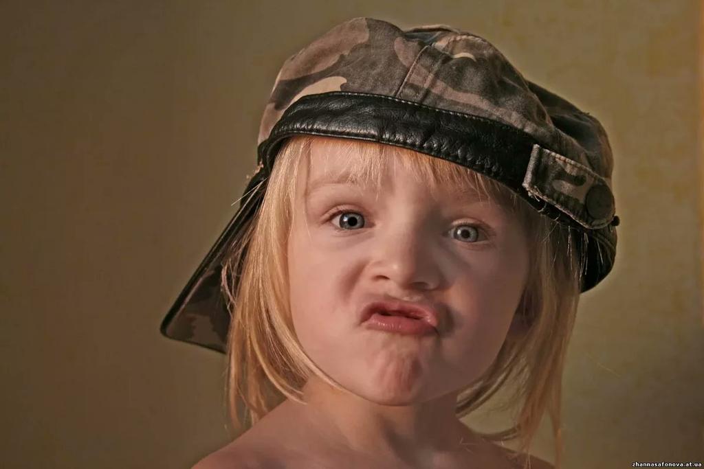 Сумасшедшие девушки. Озорная девочка. Сумасшедшие дети. Девушка хулиганка. Девушка с рогаткой.