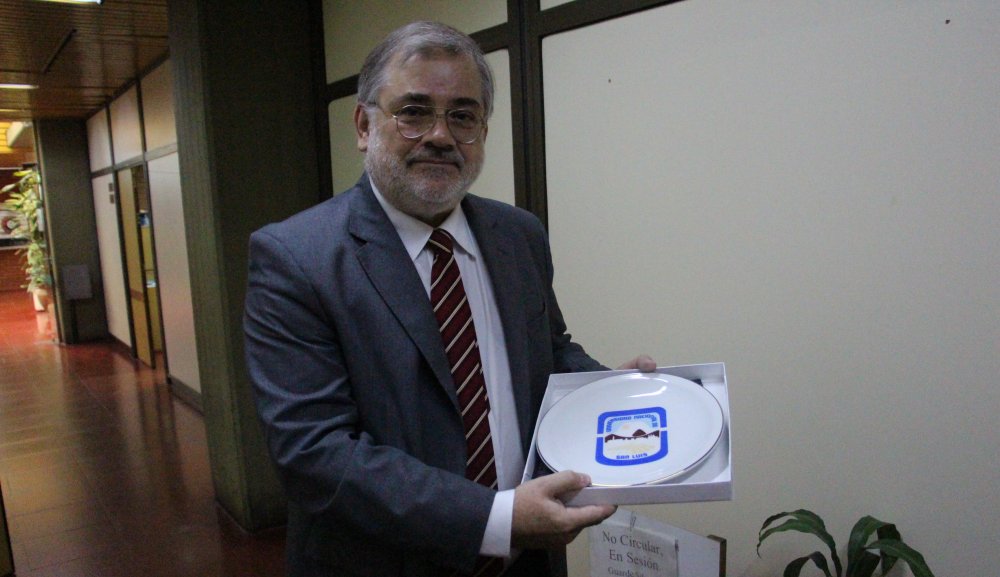 noticiasUNSL's tweet photo. En el año de la conmemoración del 60º aniversario de la Licenciatura en Psicología, en la última sesión del Consejo Superior se realizó un reconocimiento al Dr. Hugo Klappenbach.
Nota: https://t.co/tgEz48hvtL https://t.co/nf2psyAlLw