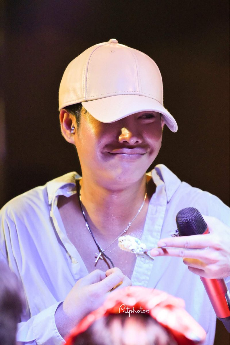 I_INatsin's tweet photo. นุชว่าต้องมีคนแอบยิ้มแก้มจิแตกอยู่แน่เลยยย hee hee  #เป๊กผลิตโชค #PeckPalitchoke #PeckpalitMAMA2018 https://t.co/kyXdgQq9R6