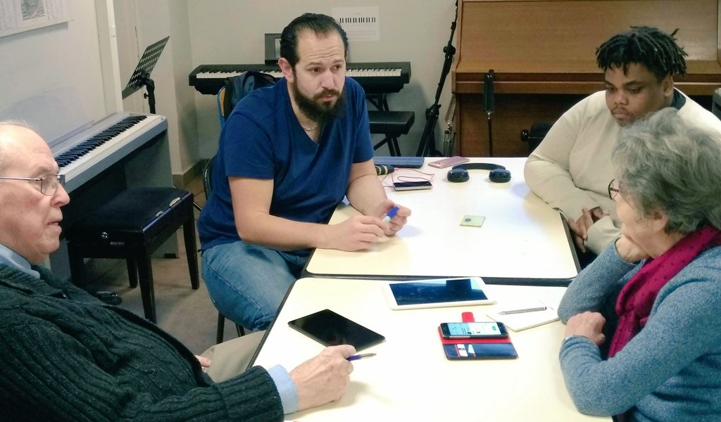 Helenebidard's tweet photo. Atelier «Aide numérique
sénior.e.s» au
Centre Paris Anim' Reuilly avec le #Claje
On y propose des ateliers d’initiation, en petit comité, et dédiés aux senior.e.s !
Une bonne manière d'appréhender l'usage des nouvelles technologies du quotidien (smartphone et tablette) https://t.co/RYigdLqj9k
