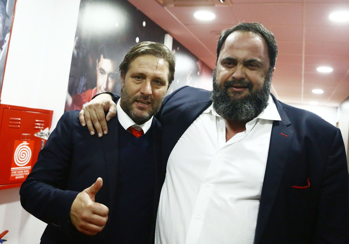 olympiacosfc's tweet photo. Έτσι πανηγυρίσαμε την πρόκριση! Περιγράψτε μας τα συναισθήματά σας με ένα emoticon! / This is how we celebrated our qualification! Describe your feelings with an emoticon! 🔴⚪️🙌🏻
#olympiacos #family #UEL #MILOLY #WeKeepOnDreaming @EuropaLeague https://t.co/ha2WgffyyF