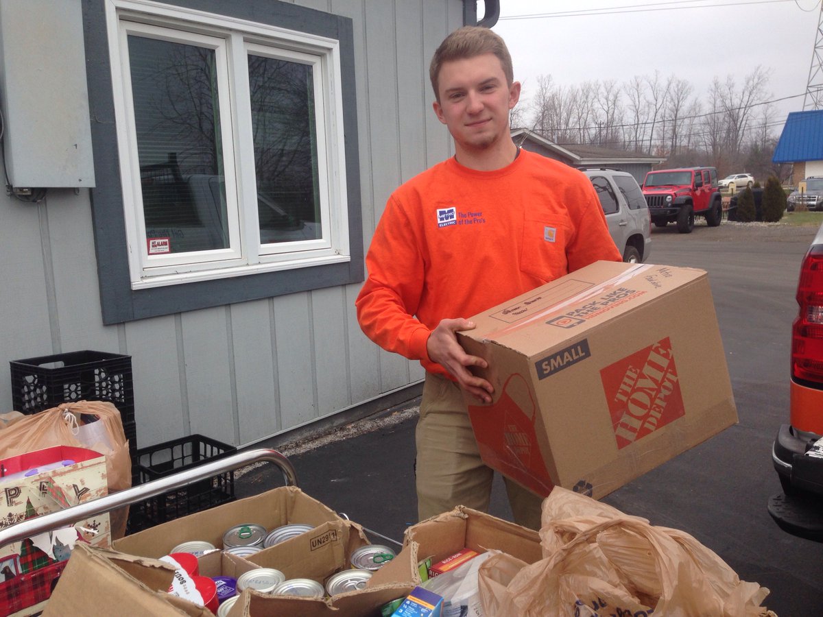 samaritanmich's tweet photo. Thanks to Metro Electric for doing a #holiday #fooddrive on behalf of Samaritan House! #EndHunger #SamaritanHearts https://t.co/7fUQngrhN6