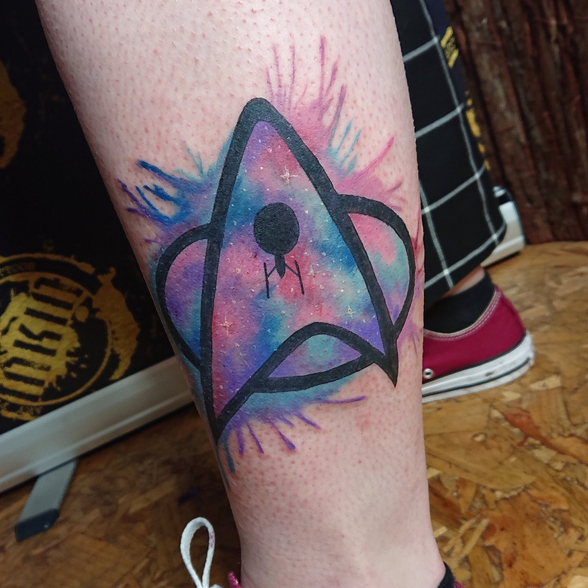 kerrylou_tattoo's tweet photo. Got to do this piece this lovely star trek piece today! 😄 #art #artistsoninstagram #artist #tattoo #tattoodesign #tattooapprentice #apprenticetattoo #watercolor #watercolortattoo #colourartist  #watercolourartist #watercolorsplash #startrek #startrektattoo #inkintattoos https://t.co/4i720HM9YT