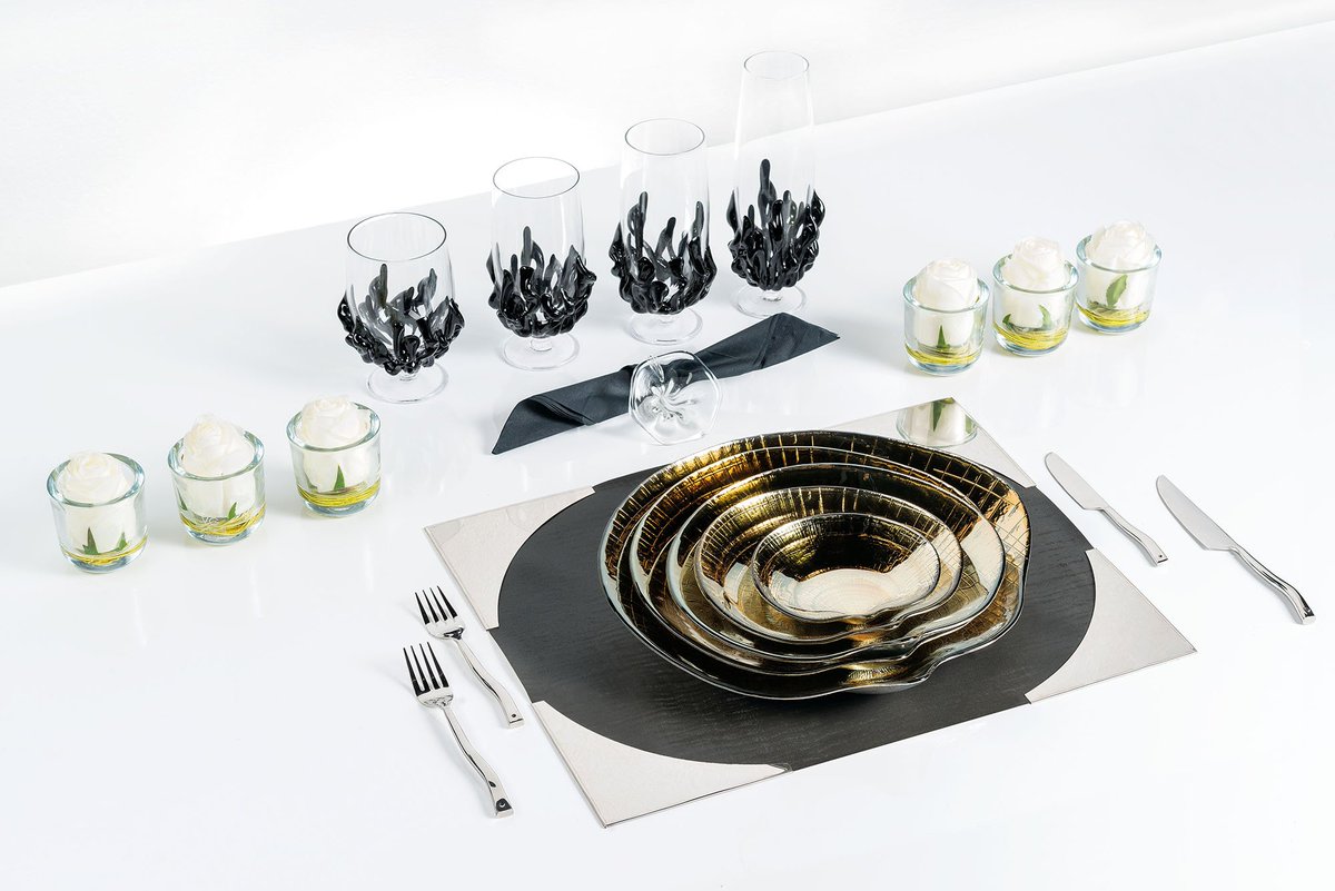 Looking for ideas to set the perfect #ChristmasTable?

Whether it's #Christmasdinner or #NewYearsEve dinner, the aim never changes: to create a special atmosphere!

Enjoy our #tableware collections and get inspired ▶️ vgnewtrend.it/en/furnishings…

#homedecor #christmasdecor #design