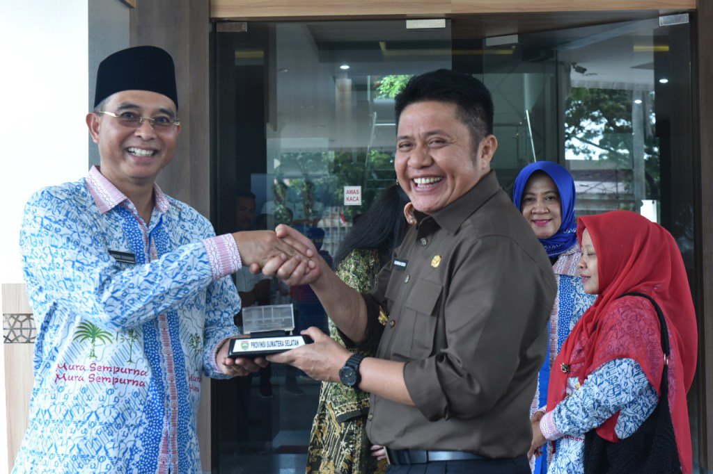 Dongkrak Harga Karet Rakyat, Herman Deru Percepat Bangun Pabrik Ban sumselmaju.com/dongkrak-harga…