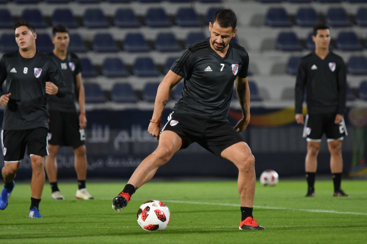 🔛👍 Entrenamiento en Al Ain 🇦🇪
⚽️ El Millonario realiza ejercicios físicos de velocidad y actividades físico-técnicas en cancha reducida.
#VamosRiver ⚪️🔴⚪️
