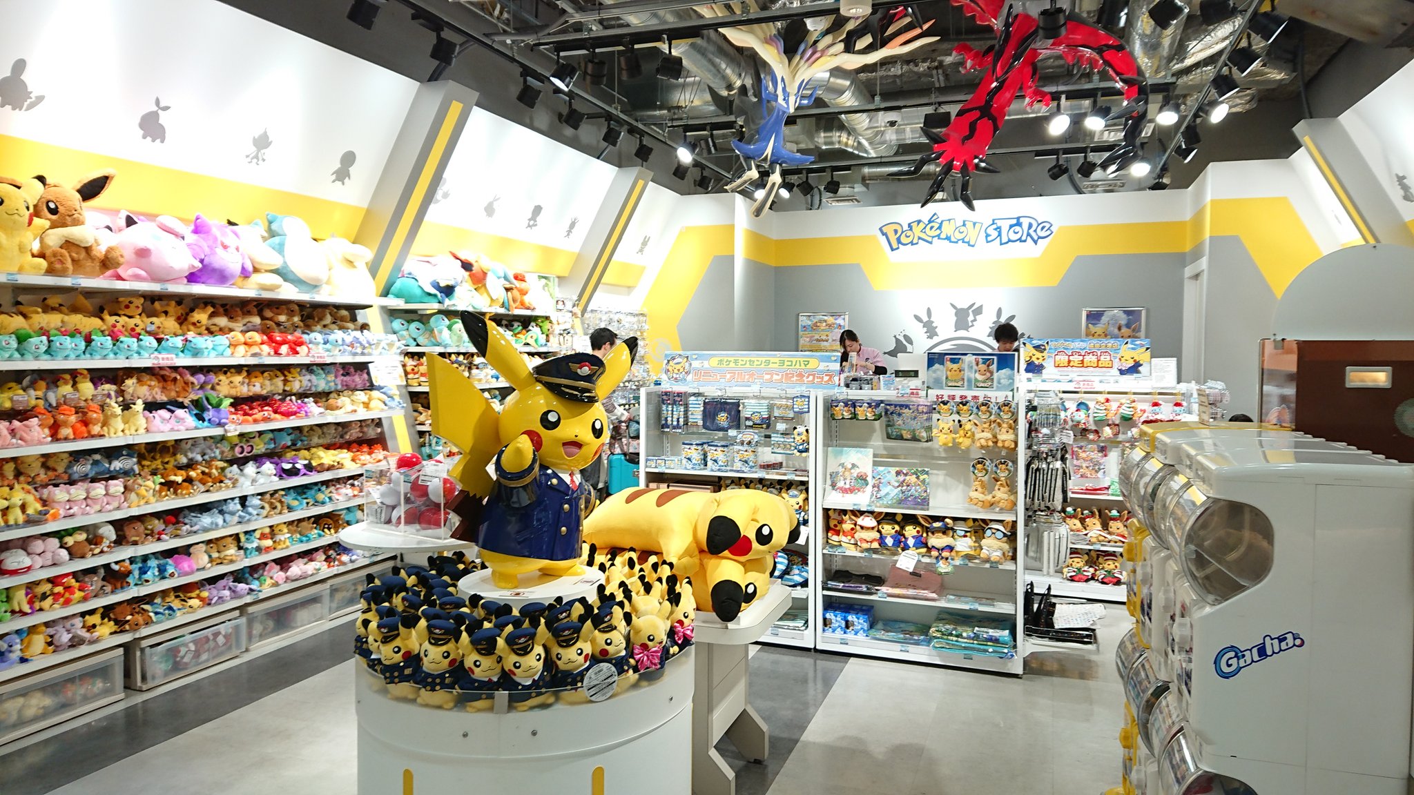 ゆきち No Twitter 帰りにポケモンストア成田空港店へ 壁に名探偵ピカチュウのポスターが 前回売り切れで出来なかった 空港限定ご当地ピンズコレクションをリベンジ 悲惨な結果に終わる T Co Jddkcijflh Twitter